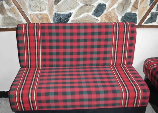 Претапицирана пейка на червено каре